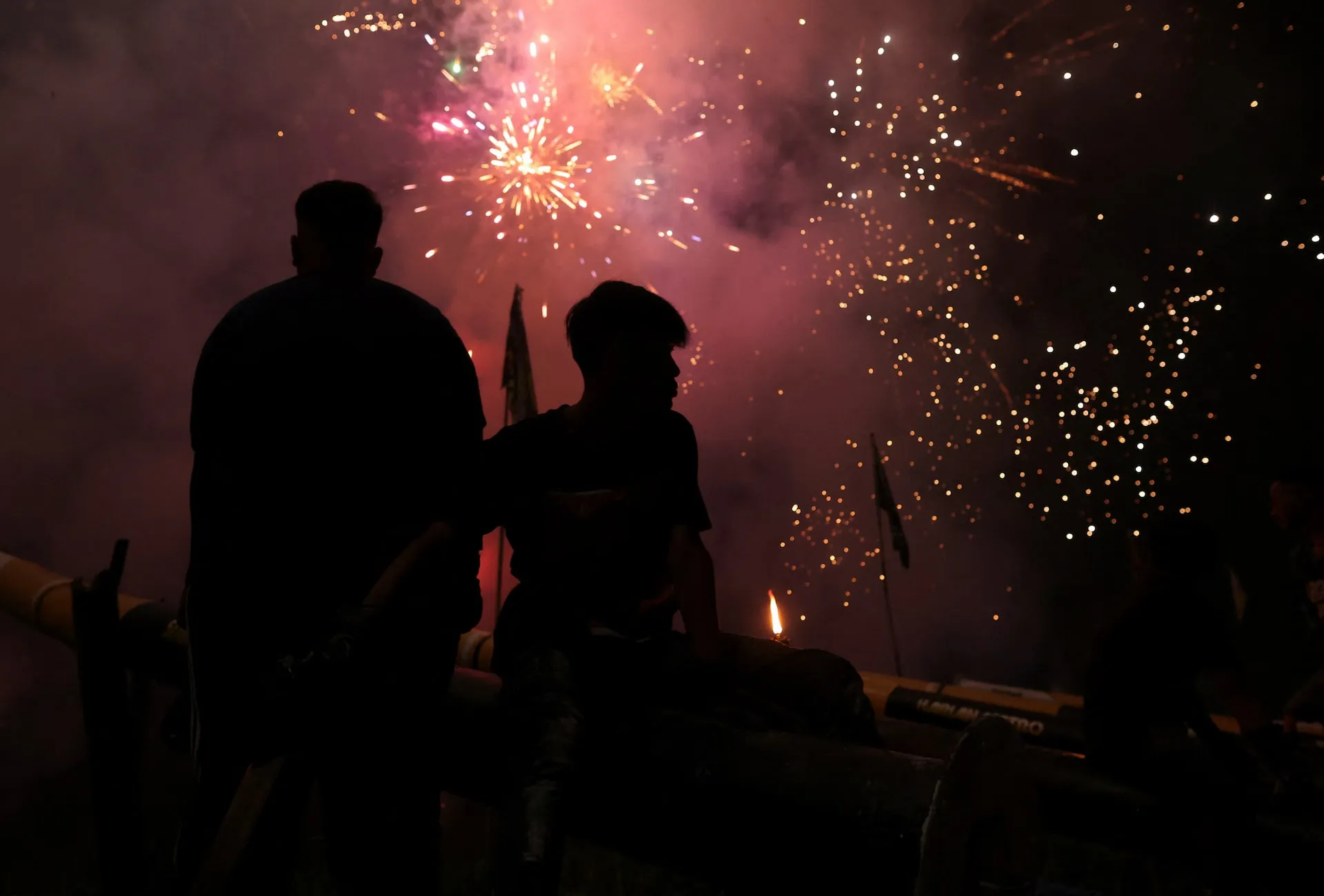 مجموعة من الشباب يستقبلون عيد الفطر بالاحتفال بالألعاب النارية في كوالا كانجسار- ماليزيا